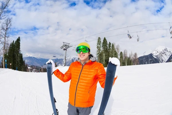 Mannen i masken håller ski — Stockfoto