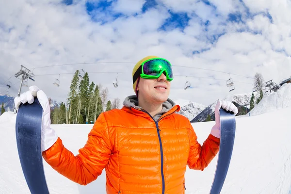 Killen bär mask anläggning ski — Stockfoto