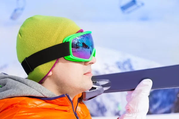 Man dragen masker in de winter — Stockfoto