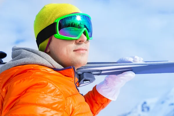 Homem usando máscara no inverno — Fotografia de Stock