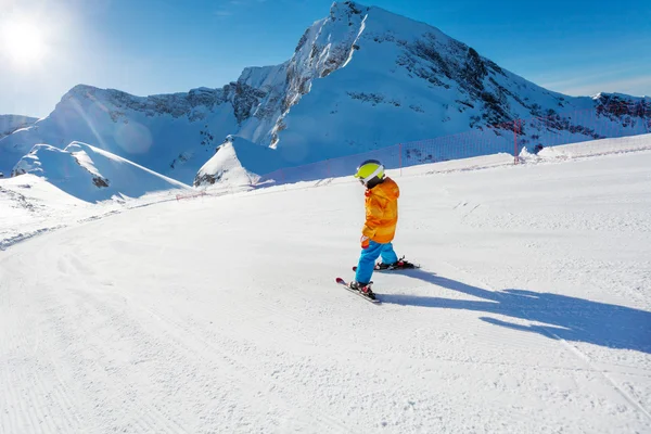 Garçon en mouvement sur la piste de ski — Photo