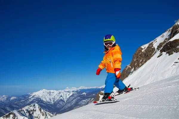 Jongen skiën in de winter in Bergen — Stockfoto