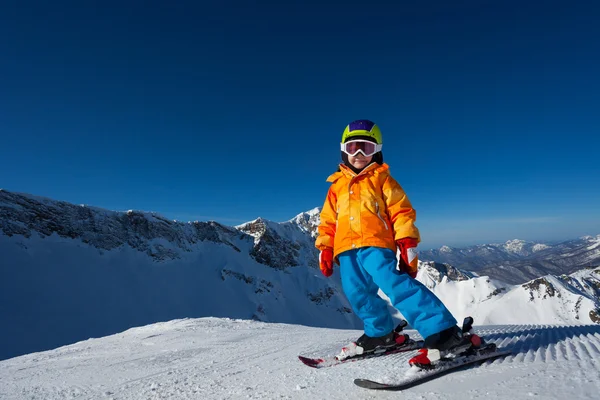 Junge mit Maske beim Skifahren im Skigebiet — Stockfoto