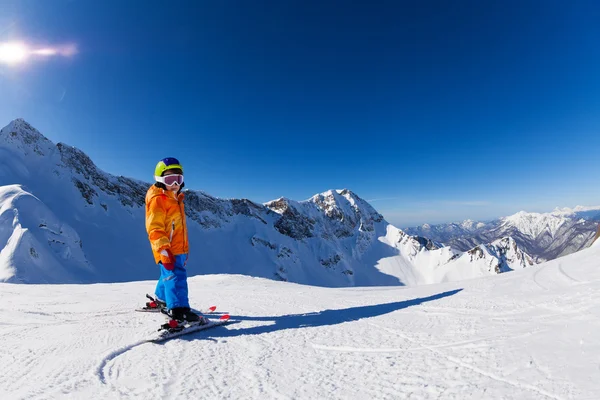 Ragazzo sciare nel tempo soleggiato — Foto Stock