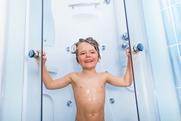 Ragazzo che fa la doccia con sapone — Foto Stock