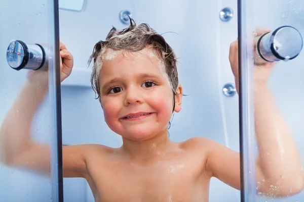 Jongen douchen met shampoo op haar — Stockfoto