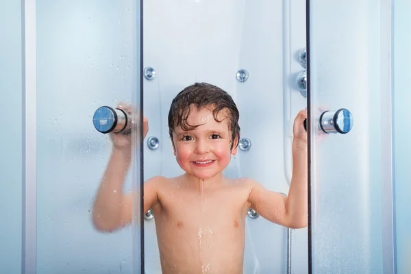 Felice ragazzo in cabina doccia — Foto Stock