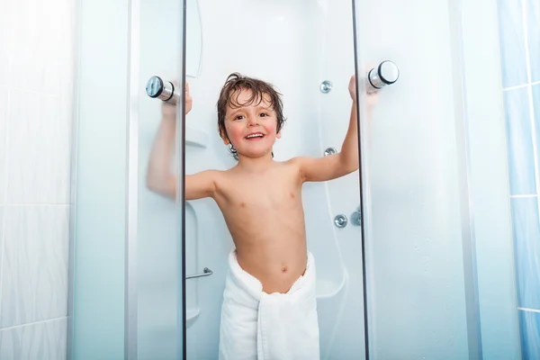 Pojken att komma ur duschen — Stockfoto