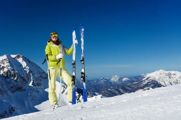 Kvinna i masken håller ski — Stockfoto