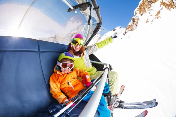 Mãe com menino na cadeira de elevador de esqui — Fotografia de Stock