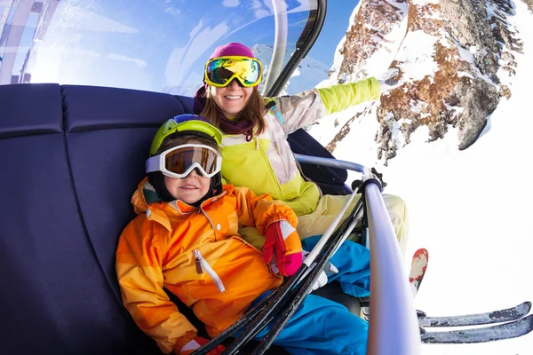 Menino com mãe no elevador de cadeira de esqui — Fotografia de Stock