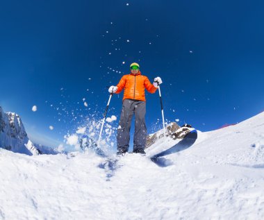 Adam kar dağlarda kayak maskesi ile