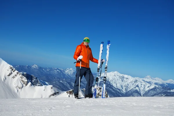 Man in ski mask staat op de berg — Stockfoto