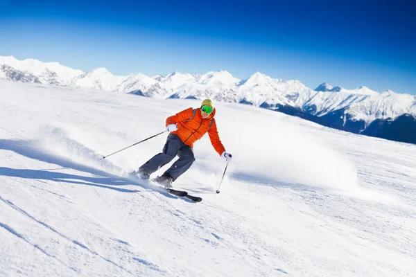 Skiër in masker dia's snel — Stockfoto