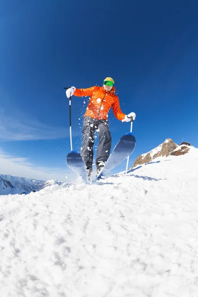 Junger Mann beim Skifahren in den Bergen — Stockfoto