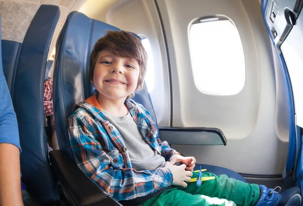 Kleiner Junge im Flugzeugsitz — Stockfoto