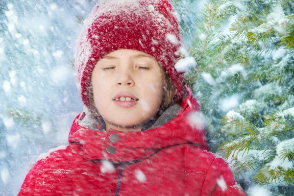 闭着眼睛，落雪的男孩 — 图库照片