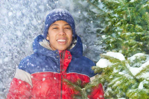 男孩与飘落的雪花 — 图库照片