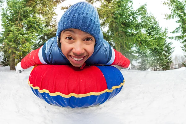 Junge im Winter auf der Schneeröhre — Stockfoto