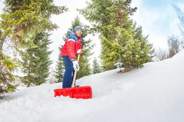 Arabische jongen schoonmaak sneeuw — Stockfoto