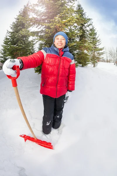 Menino árabe segura pá no inverno — Fotografia de Stock