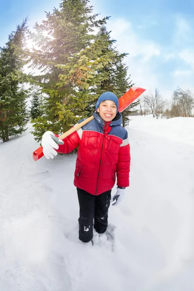 Arabischer Junge hält Schaufel im Winter — Stockfoto