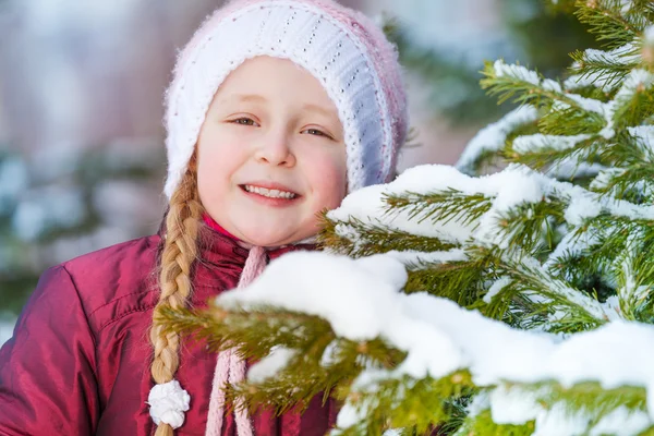 Meisje met groene fir borstel-hout — Stockfoto