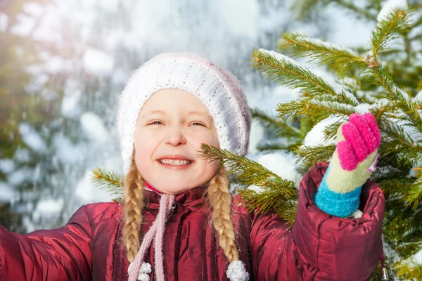 Meisje met fir tree en sneeuw — Stockfoto