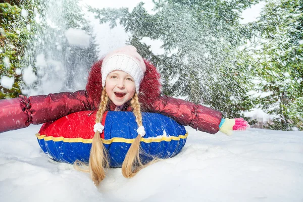 Mädchen im Winter auf der Schneeröhre — Stockfoto