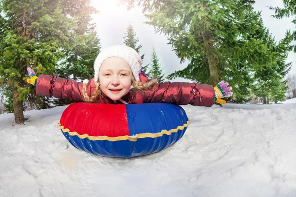 Menina no tubo de neve no inverno — Fotografia de Stock