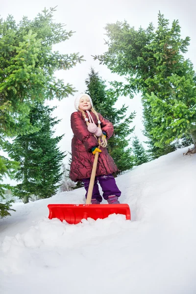 Κορίτσι με το φτυάρι και καθαρισμού χιόνι — Φωτογραφία Αρχείου