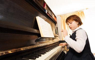 Küçük kız piyano konsantre