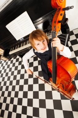 Neşeli küçük kız oyun çello