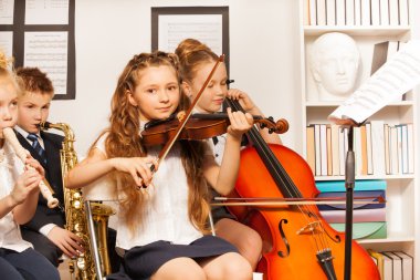 Grup müzik aletleri oynayan çocuklar