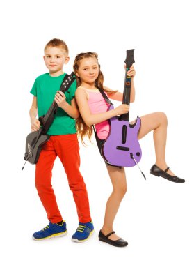 Oğlan ve kız gitar oynamaktan