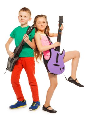 Kız ve erkek elektro gitar çalmaya