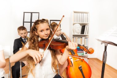Müzik aletleri oynayan çocuklar performansını