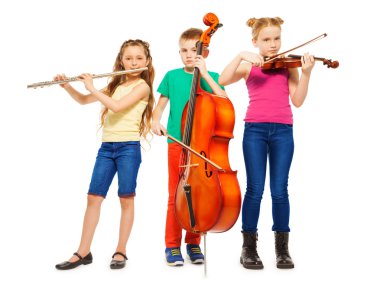 Çocuklar oynarken müzik aletleri