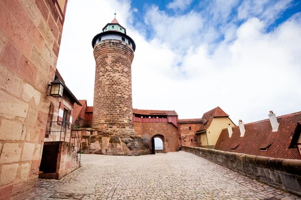 Kaiserburg z wieży w wewnętrznym dziedzińcu, Nuremberg — Zdjęcie stockowe