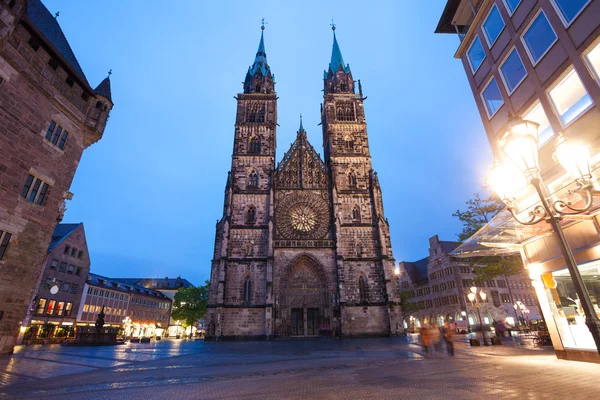 Wgląd nocy kościół St. Lawrence, Nuremberg — Zdjęcie stockowe