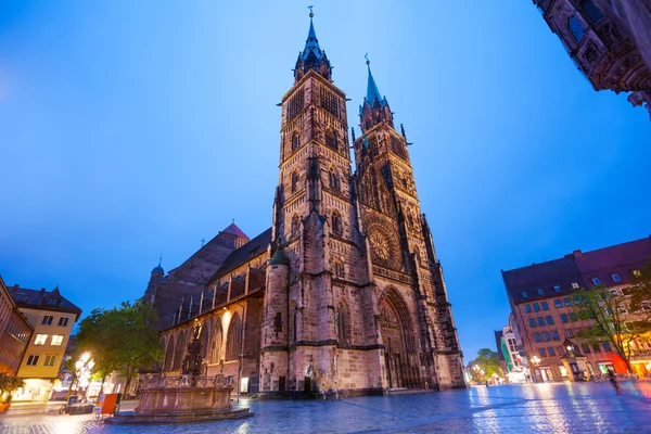 St. Lawrence kerk nachts — Stockfoto