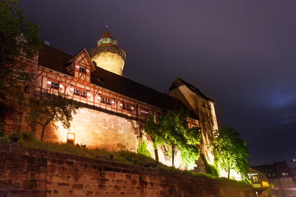 Kaiserburg med Sinwellturm, innergården på natten — Stockfoto