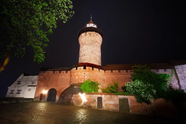 Vue de nuit du mur de Kaiserburg avec Sinwellturm — Photo