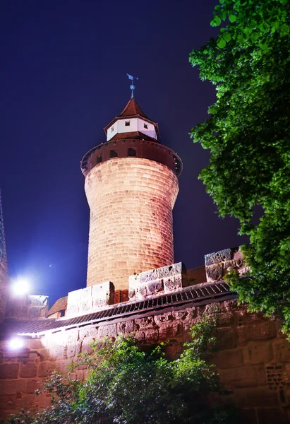 Muro di Kaiserburg con Sinwellturm di notte — Foto Stock