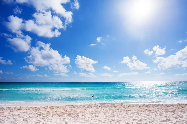 Słonecznej plaży z białym piaskiem Cancun — Zdjęcie stockowe
