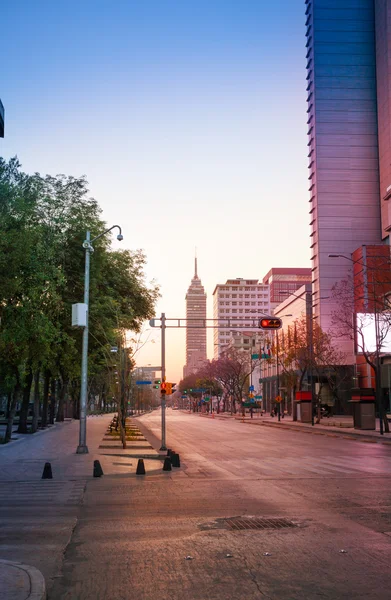 Juarez allee in Richtung torre latinoamericana — Stockfoto