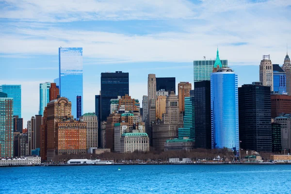 NYC felhőkarcolók nézet a víz — Stock Fotó