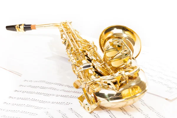 Saxofón alto sobre notas musicales — Foto de Stock