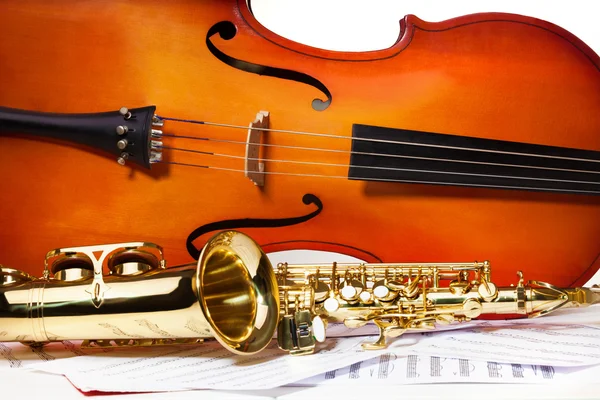 Viyolonsel ve alto saksofon — Stok fotoğraf