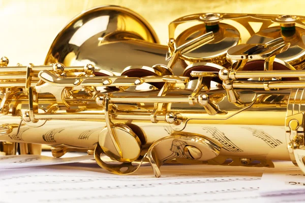 Saxofon del med musiknoter — Stockfoto